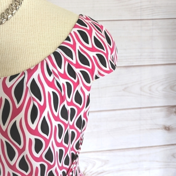 David Meister Geometric Print Tie Front Sheath Dress in Pink & Black Sz 8 Petite - Picture 3 of 7